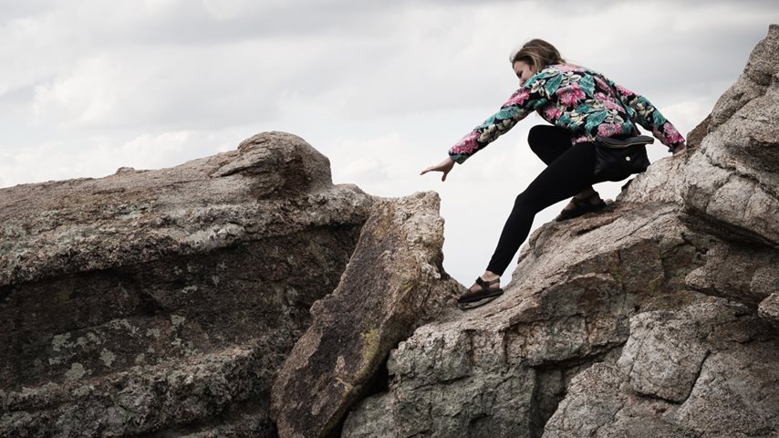 Dame klatre på sten 