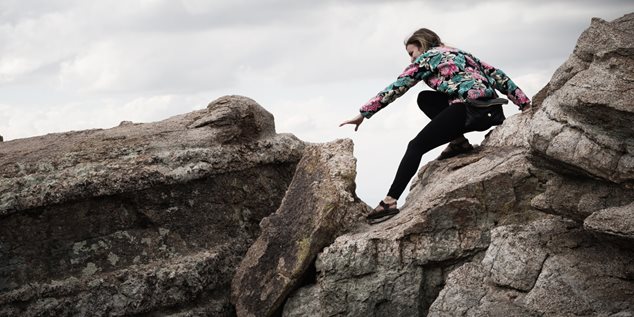 Dame klatre på sten 