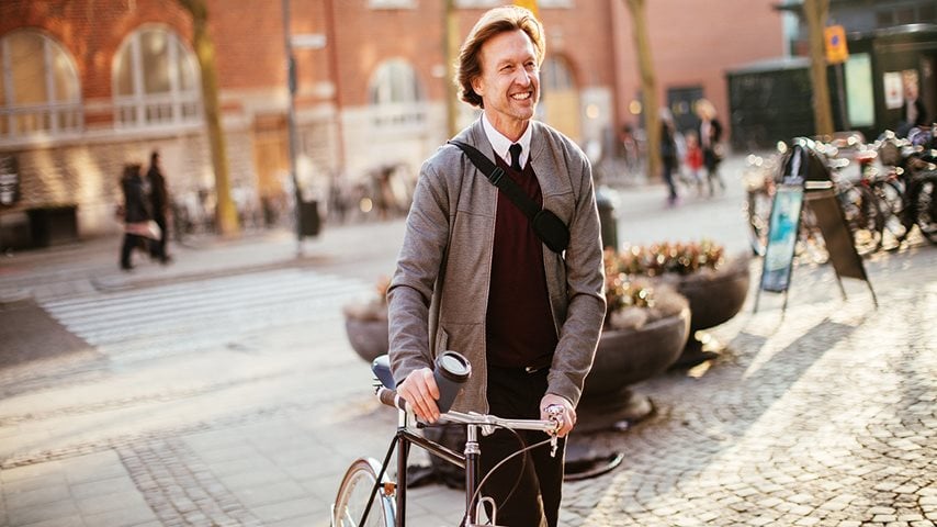 Glad mand med cykel 